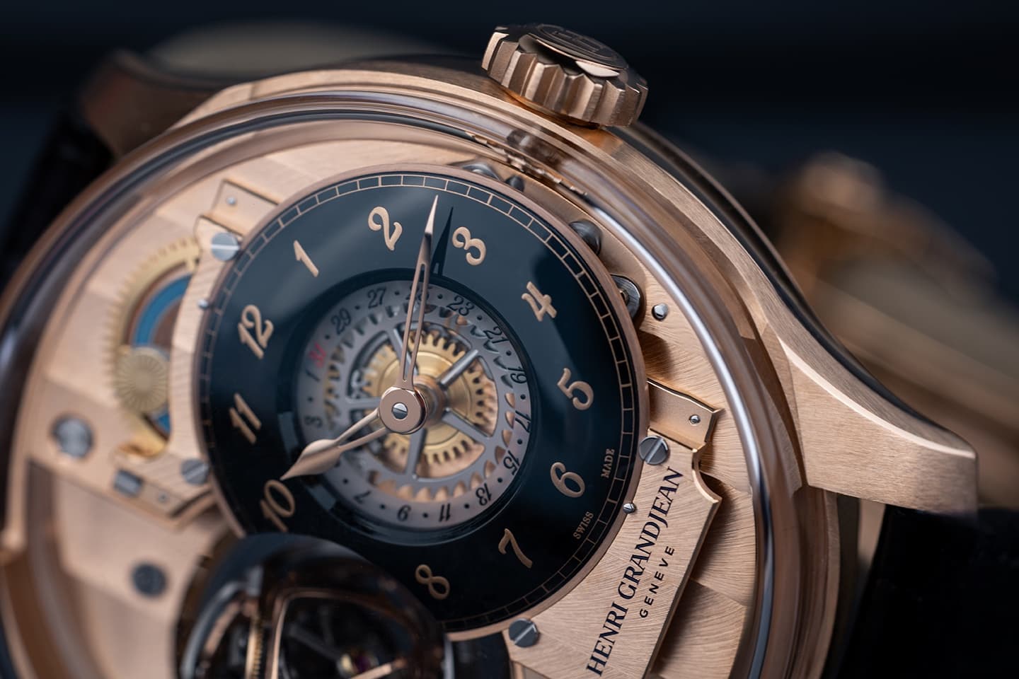 In-house calibre with 5N rose gold finishing