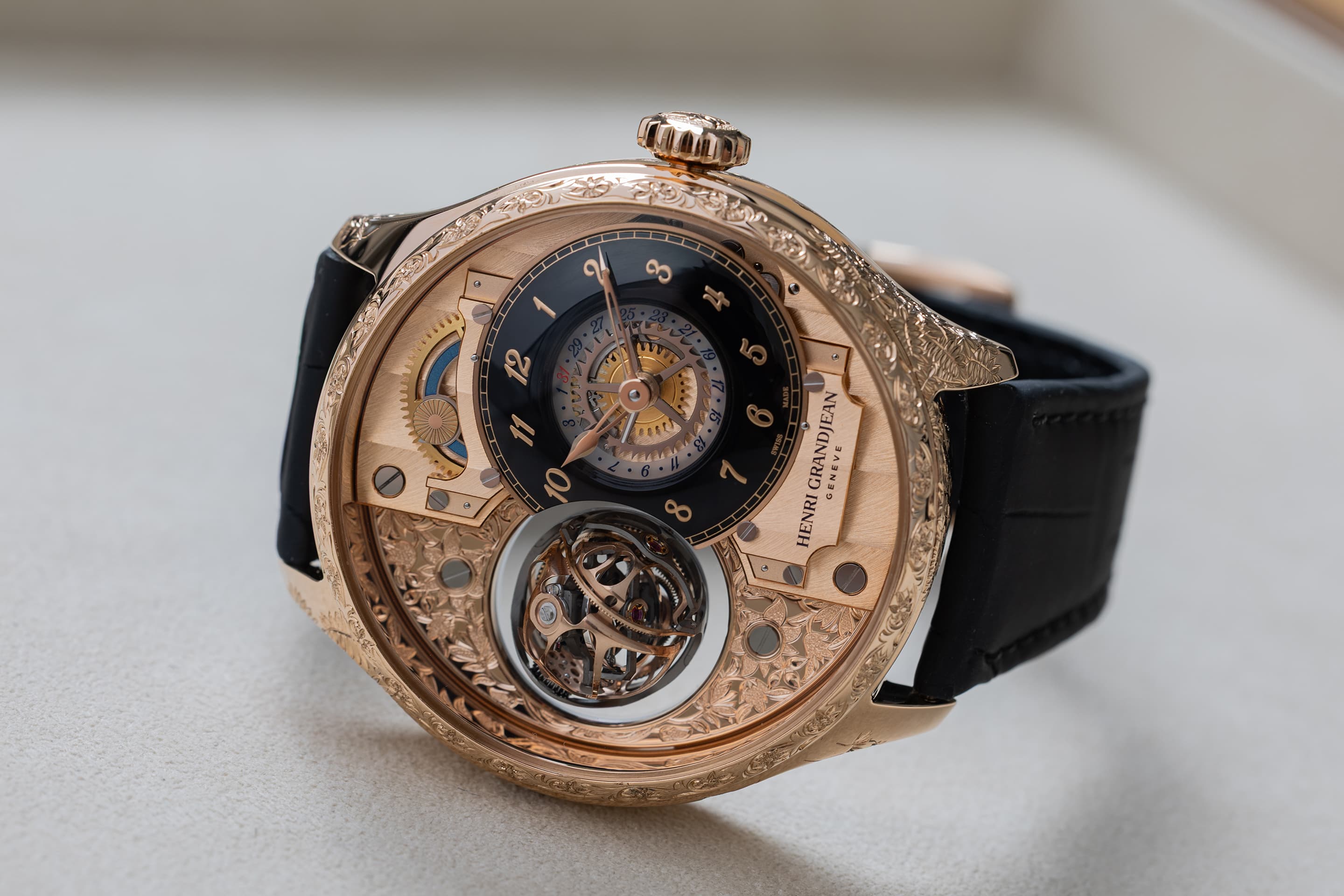 In-house calibre with 5N rose gold finishing