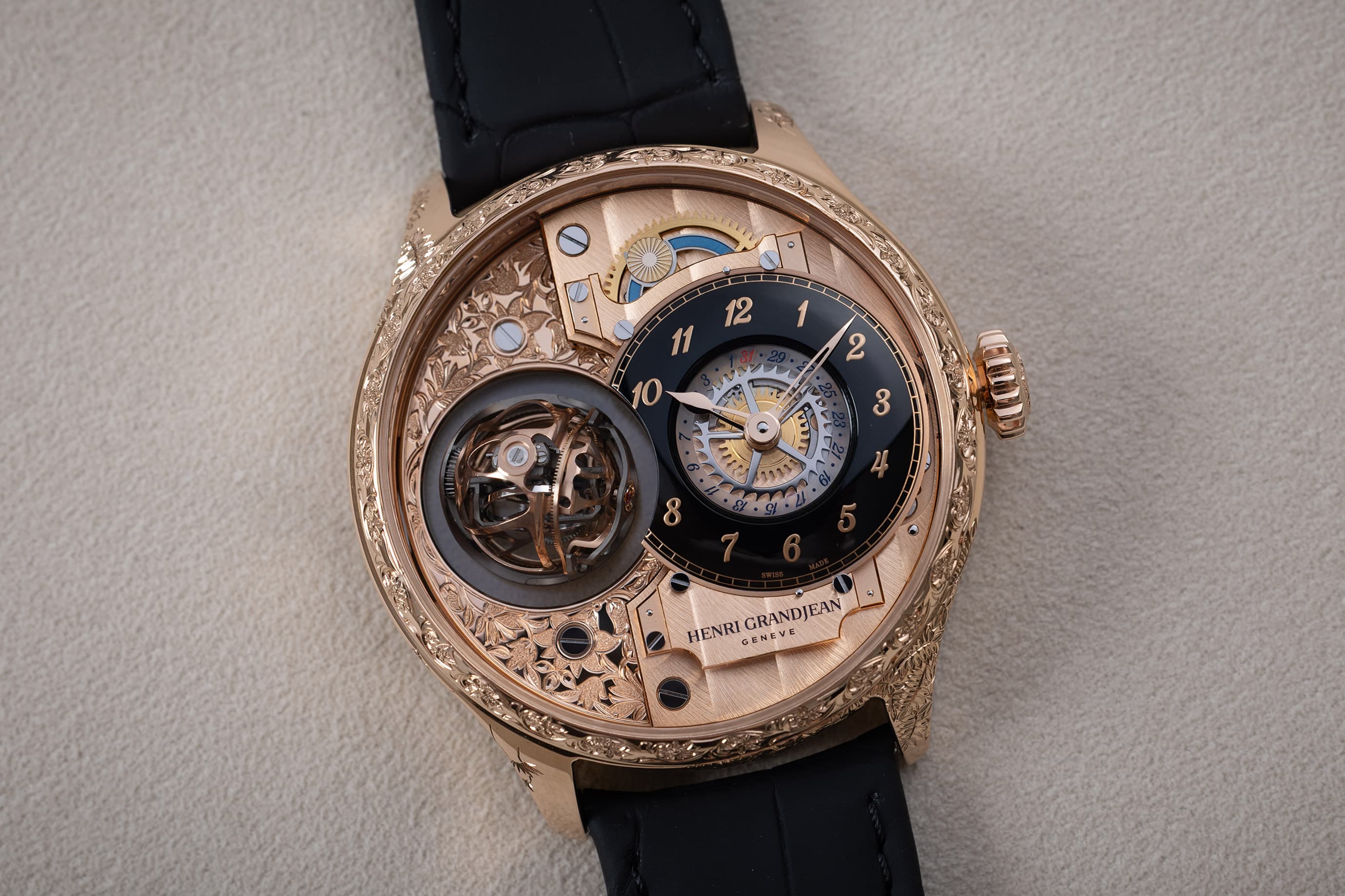 Black onyx dial with rose gold indexes