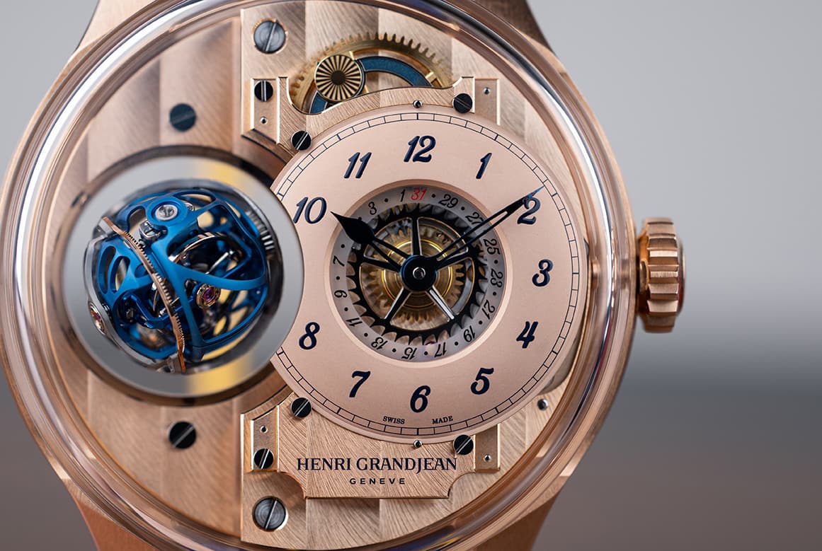 In-house hand-wound calibre with 5N rose gold finishing