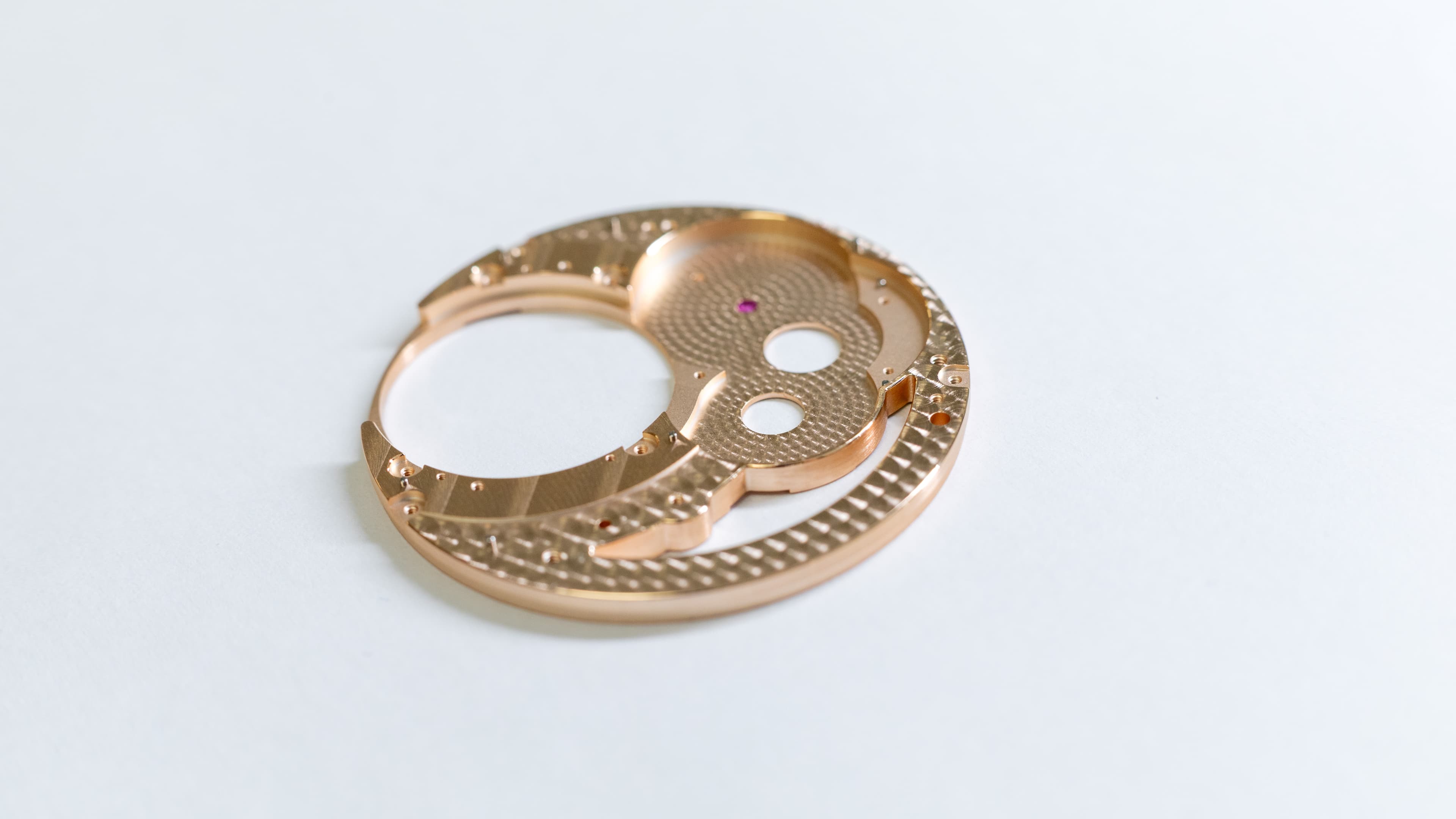 Mainplate with Geneva stripes finishing