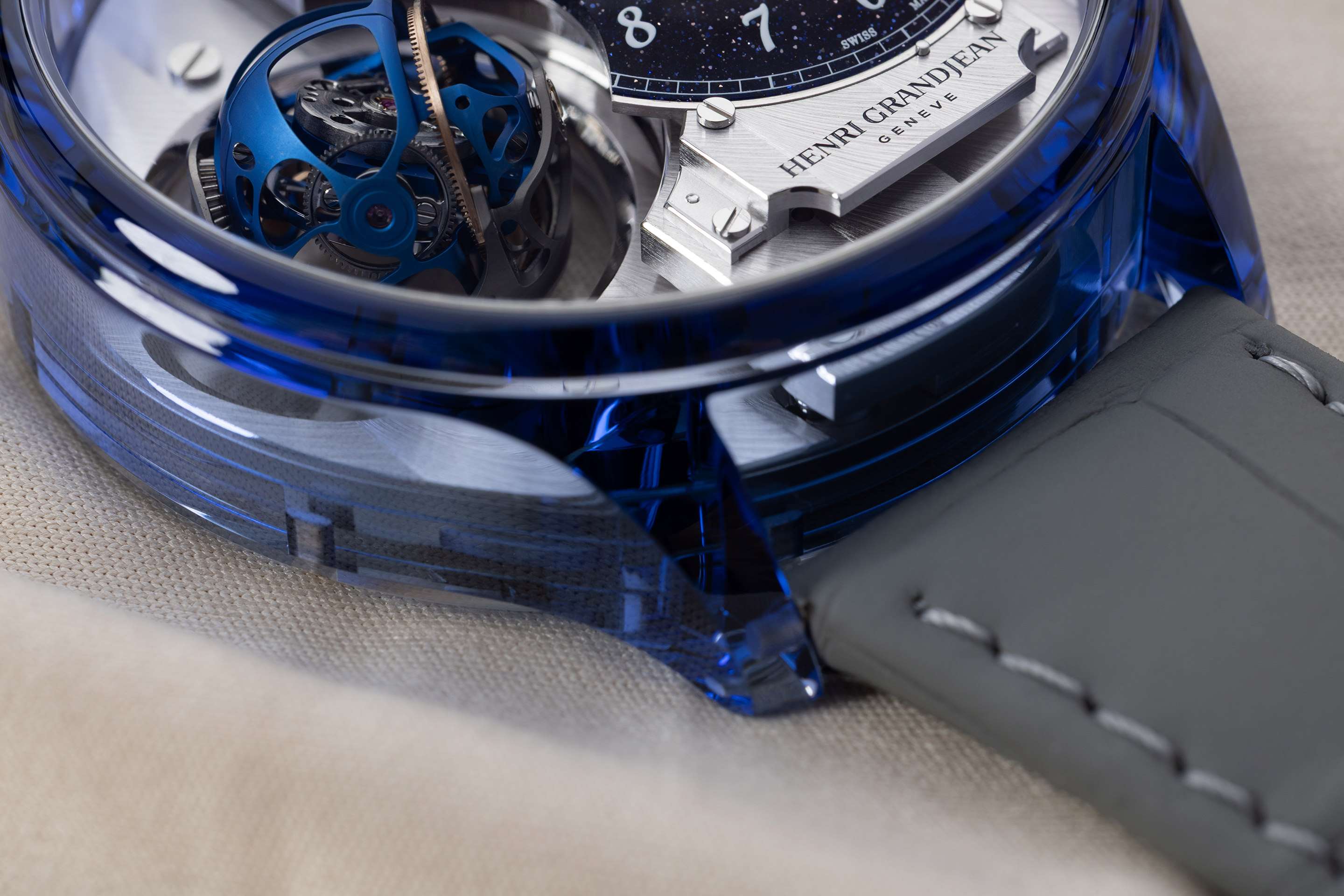 Blue sapphire case and lug detail