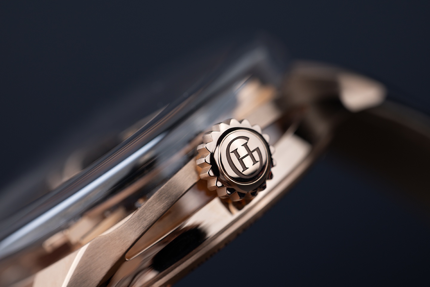 Rose gold case with polished finishing