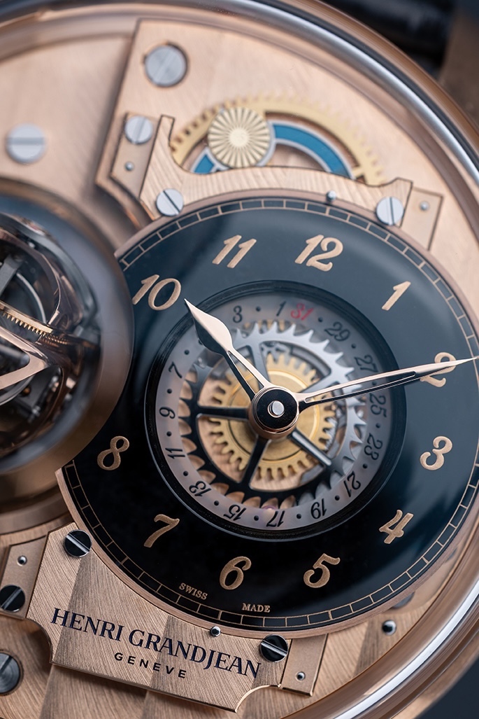 Rose gold hands detail