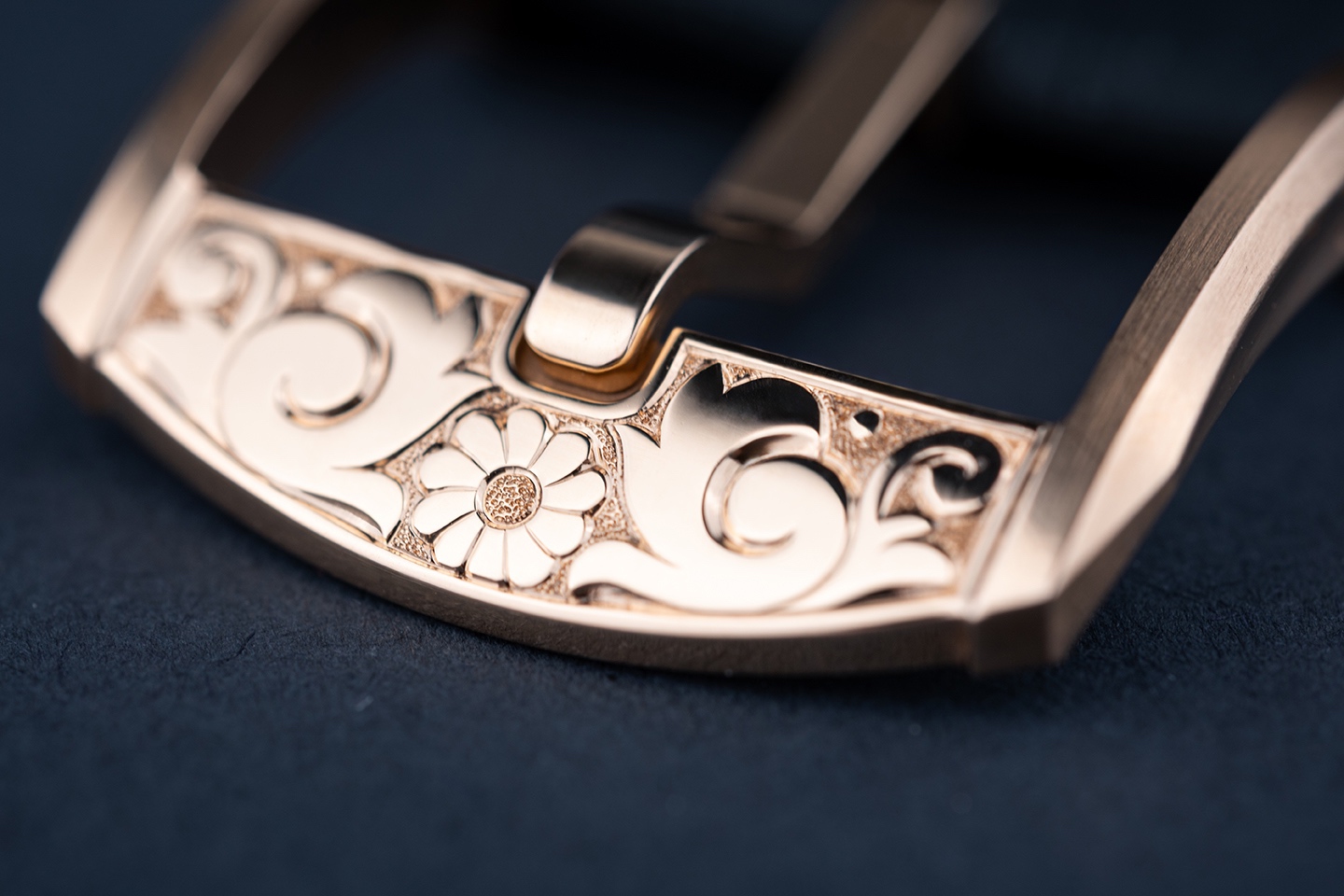 Rose gold crown and case detail