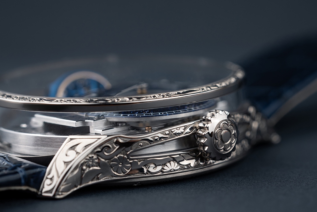 White gold case with polished finishing