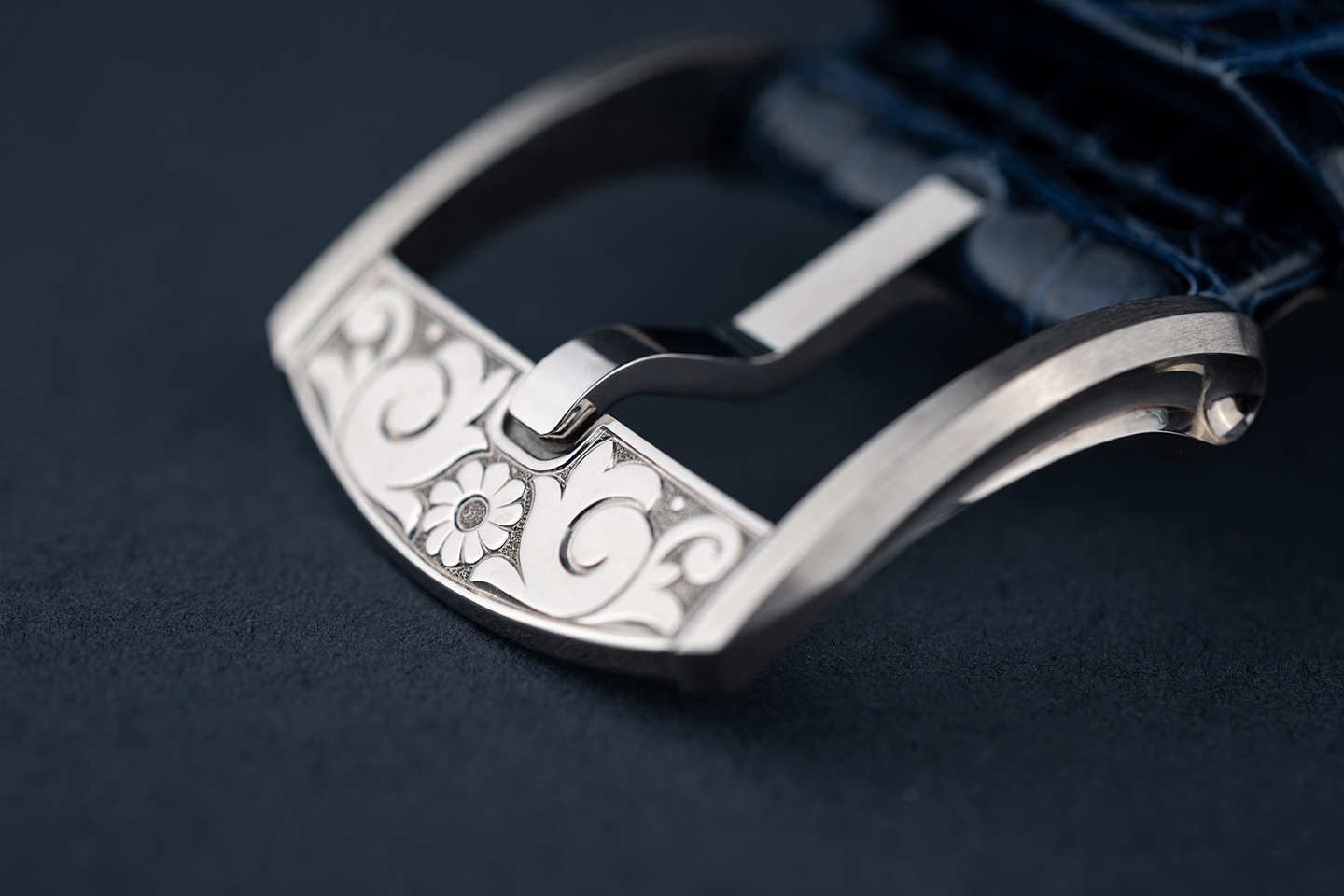 White gold crown detail