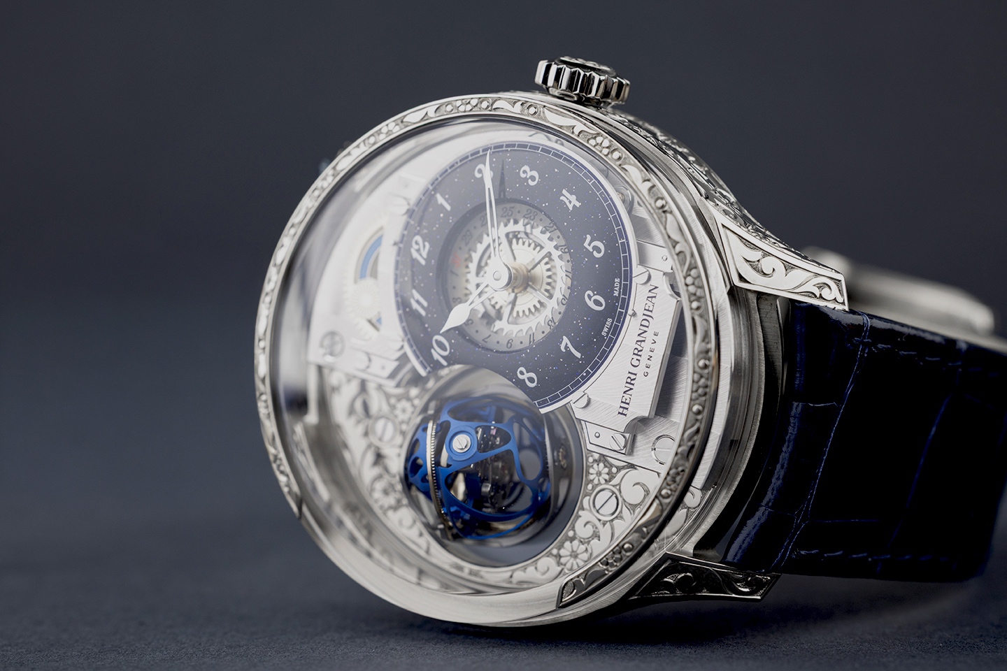 Hand-wound calibre with rhodium finish
