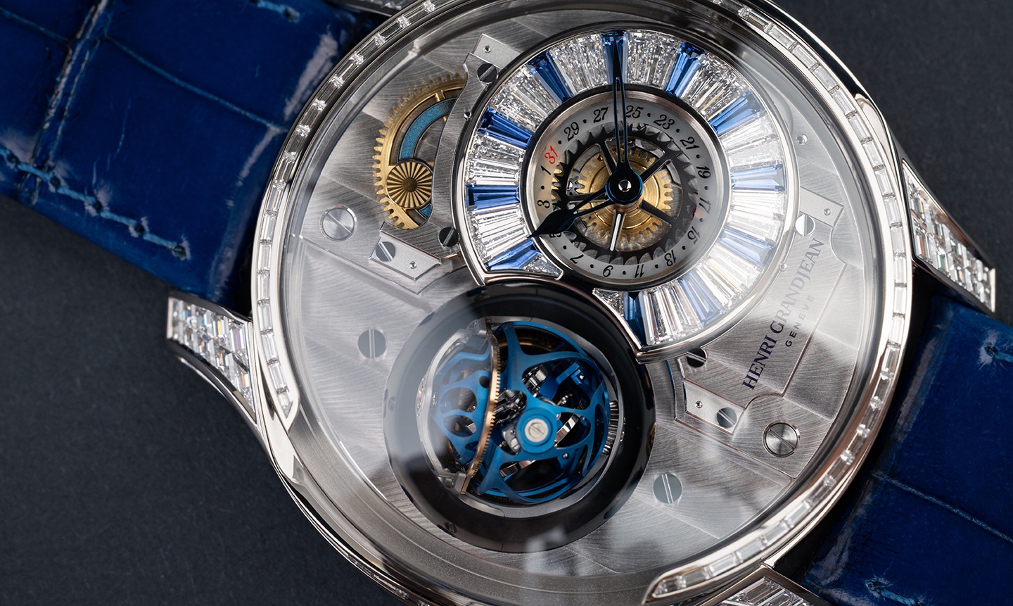 Hand-wound calibre with rhodium finish